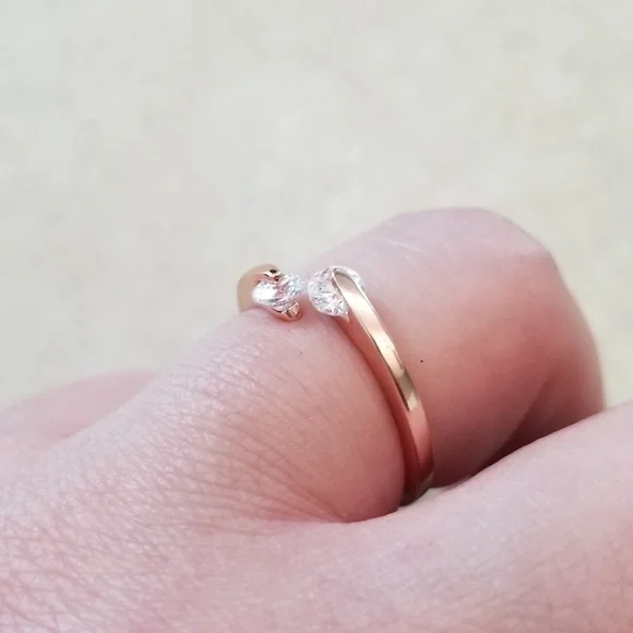 Delicate 18k Ring - Picture 6 of 6